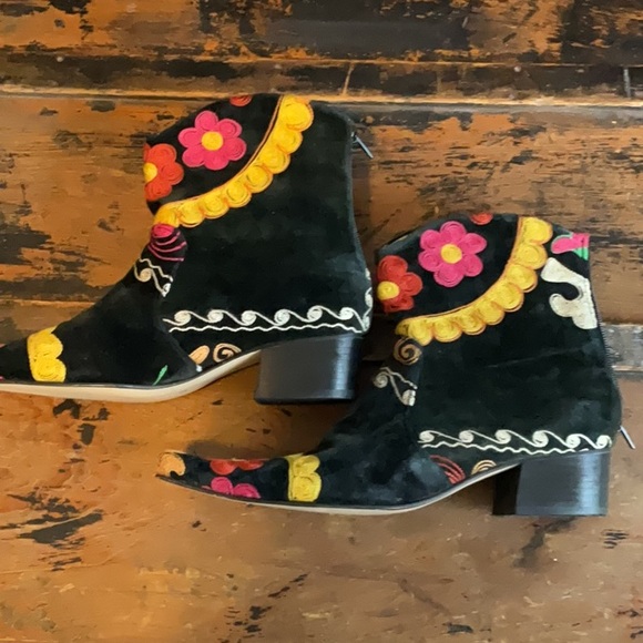 Floral Embroidered Black Boots Size 40 - Picture 2 of 3